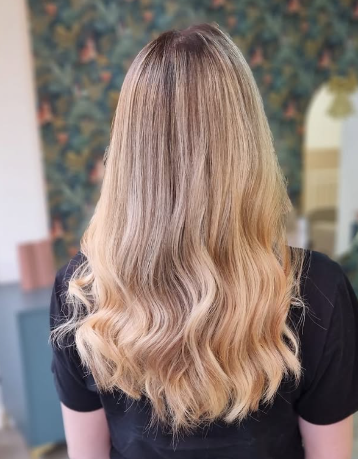 Balayage blond lumineux réalisé par Harmony Bazin au salon Hair Beauty Studio à Tours